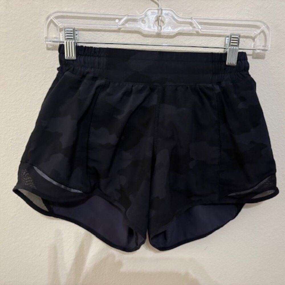 LIke new Lululemon Hotty Hot shorts 4 black camo